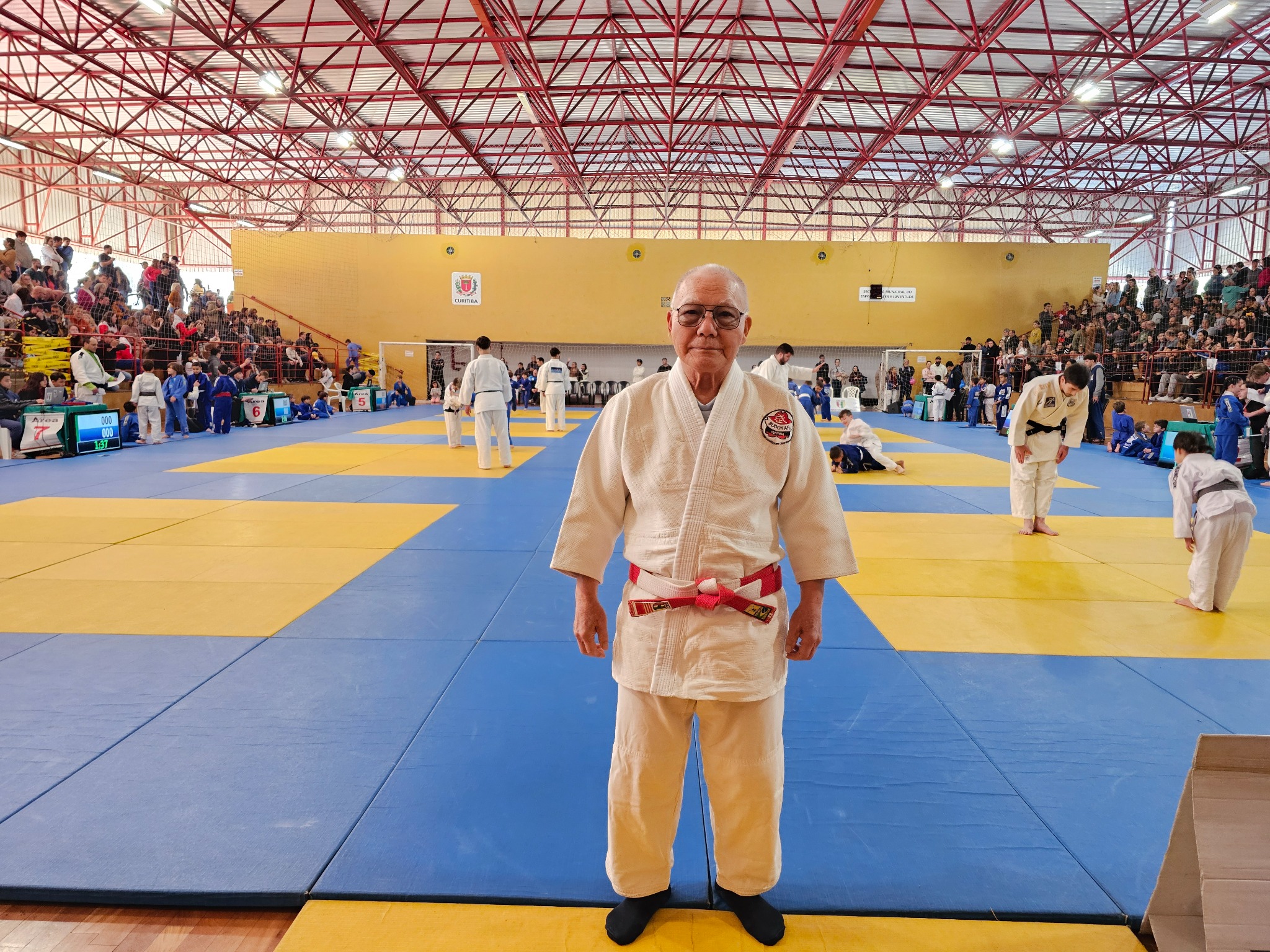 Sensei da Budokan em um ginásio de judô